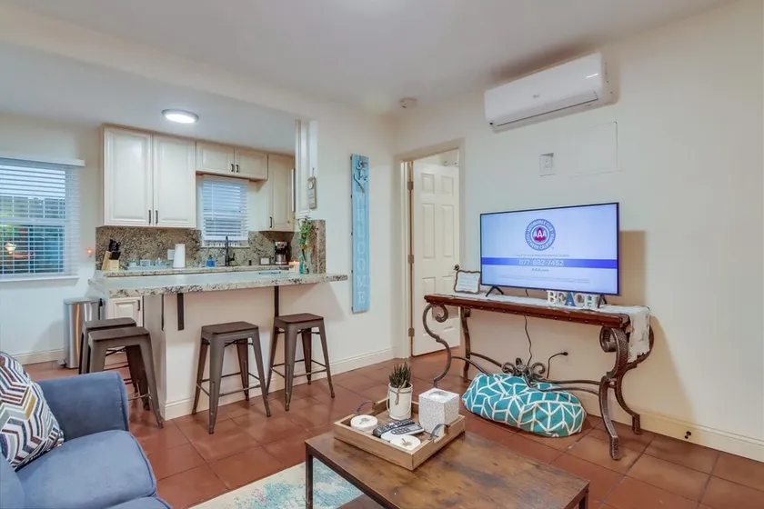 3 Houses to Beach, 2 Fenced Yards, AC, Dogs ok - Image 1