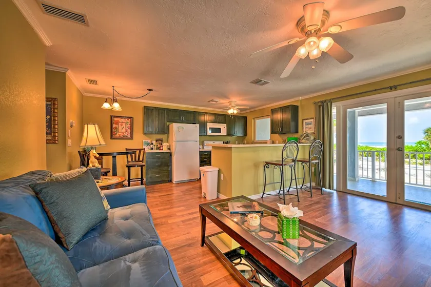 Bright Coastal Condo: Walk to Lido Key Beach! - Image 1