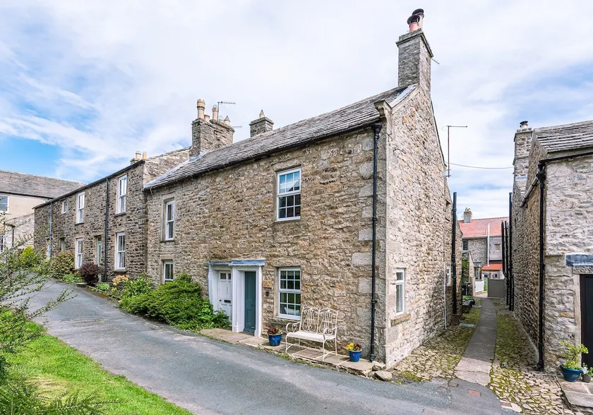 Low Cottage - Image 1