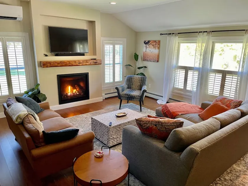 Clean, perfect home a mile from historic Waterbury - Image 1
