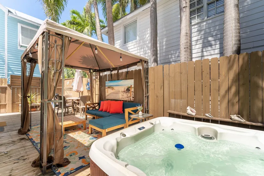 HotTub • 1 Block to Duval St | Casita de Catherine - Image 1