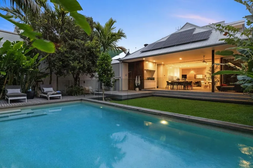 Alpha Luxe - Pet Friendly Luxury Home and Pool - Image 1