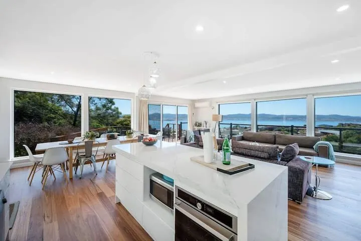 House on the Hill with a View-Sleeps 12 - Image 1