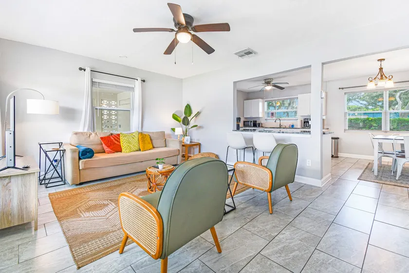 Cozy 2 BR Home, walking distance to Crystal Beach/Park - Quaint Family Getaway! - Image 1