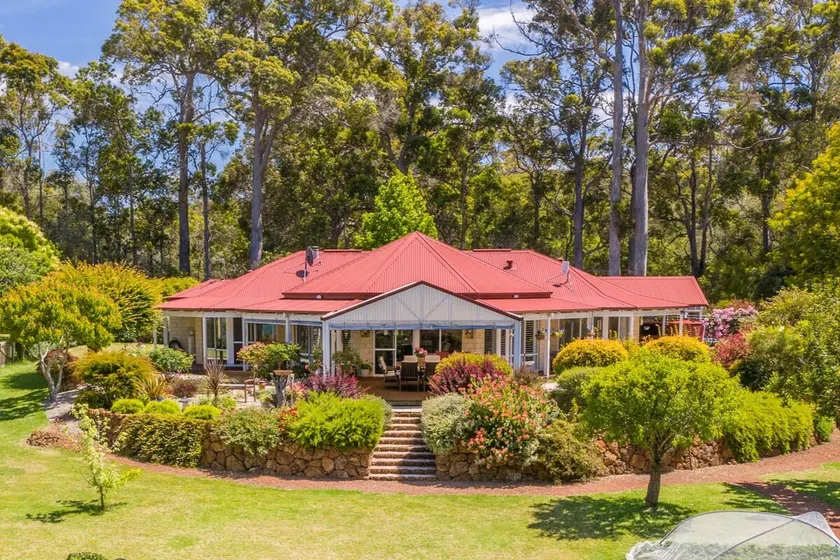 Twin Gums: Large riverside family home and gardens - Image 1