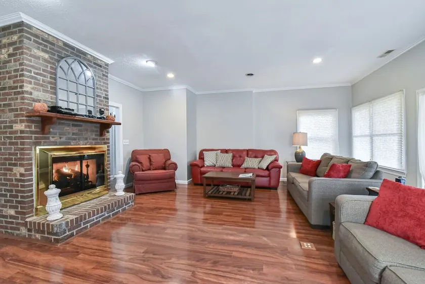 King beds, hot tub, fire pit, 11 miles to downtown - Image 1