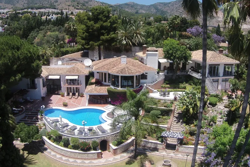 Villa Paradiso — 700m² Estate with Heated Pool & O - Image 1