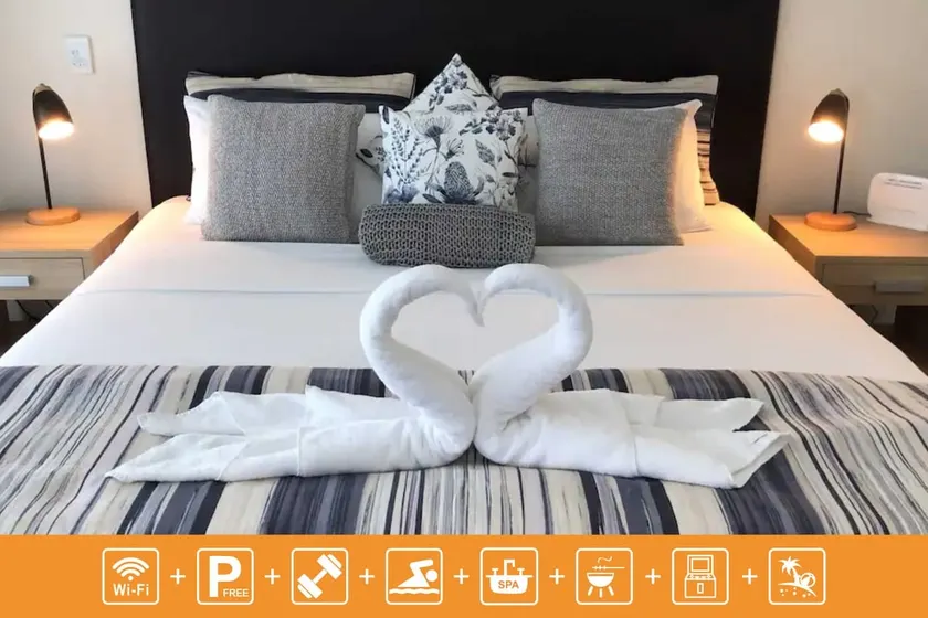 Crown Towers Modern 1 Bed Apt Surfers Paradise - Image 1