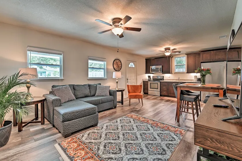 Walkable Winter Garden Bungalow: 3 Blocks to Dtwn - Image 1