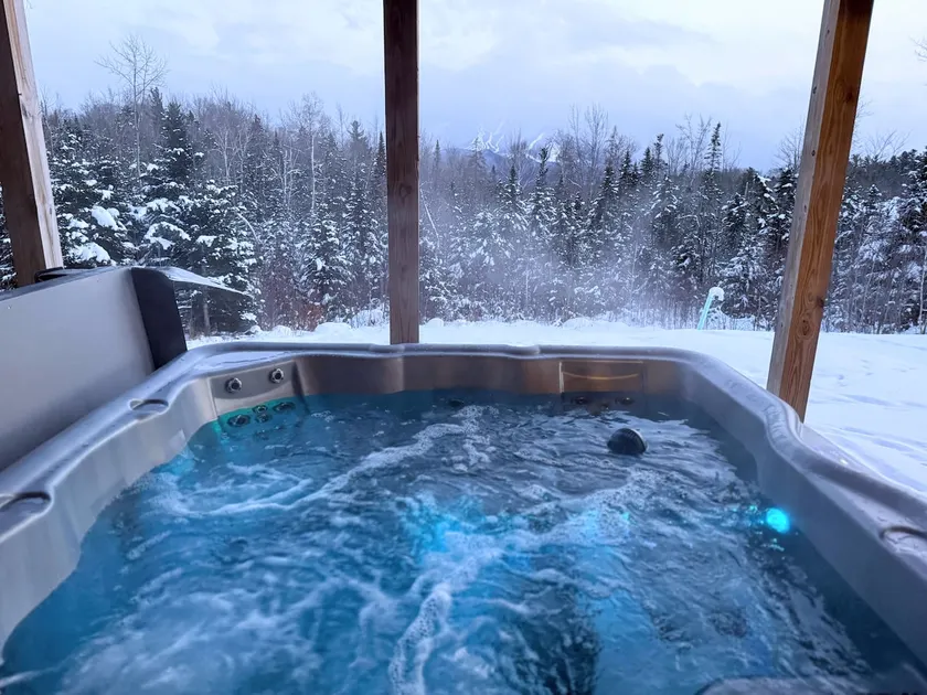 UV Log home with direct Cannon Mountain views Minutes to attractions Fireplace Pool Table AC - Image 1