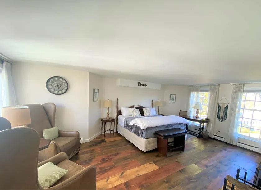 Deluxe King Suite, Living Room area w/sofa bed & fireplace, private entrance - Image 1
