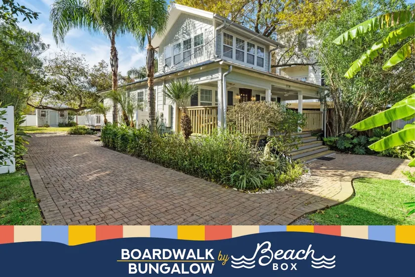 Cute bungalow with massive deck and fire pit, walk to Kemah Boardwalk - Image 1