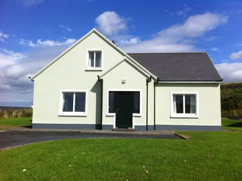 Fairways 20 (10 min walk to Lahinch beach), Short walk to Lahinch, with great views! - Image 1