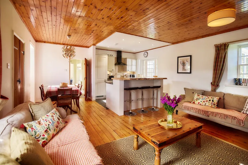 Mauldslie Hill Cottage - Image 1