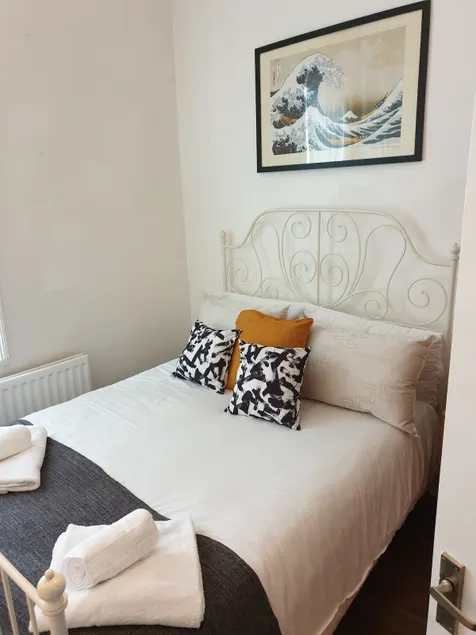 South Shield's Hidden Gem Garnet 3 Bedroom Apartment sleeps 6 Guests - Image 1