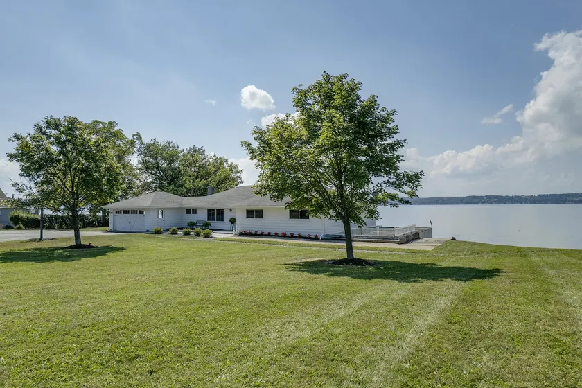 NOUVEAU! Maison spacieuse sur le lac Seneca avec plus de 200 'de bord de lac privé - Image 1