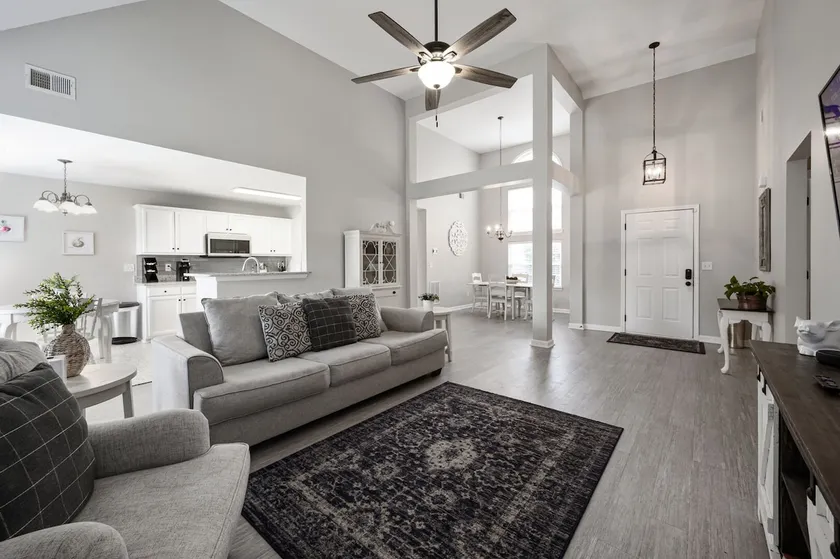 Pet-Friendly 3BR House with Garage Near LakePoint! - Image 1