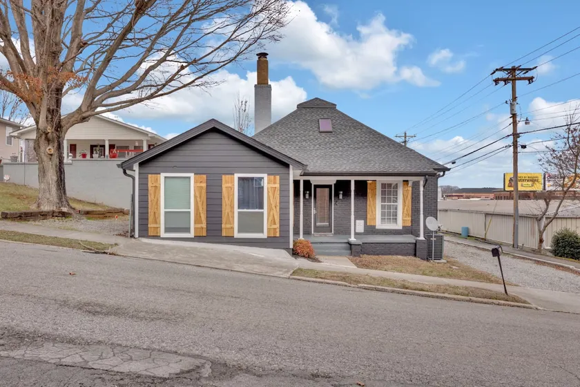 Charming 3BR Near Lakes, Parks & Downtown LC! - Image 1