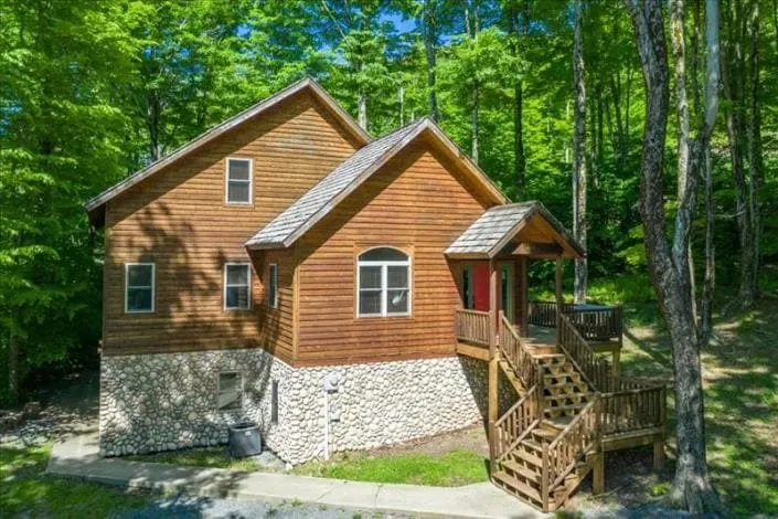 WH69-Private Lodge, Fire Pit! Hot tub! Pets ok! A/C - Image 1