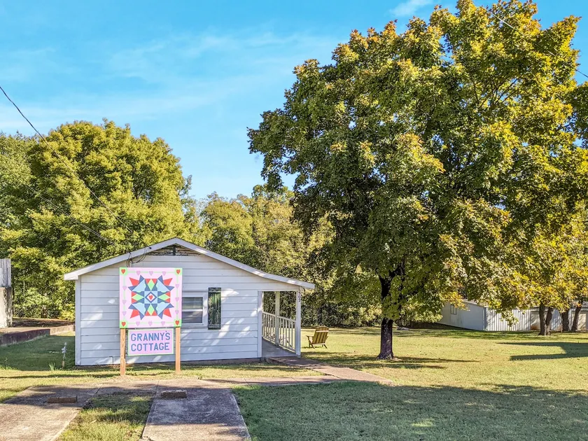 The Granny Cottage ~ on Main Street - Image 1