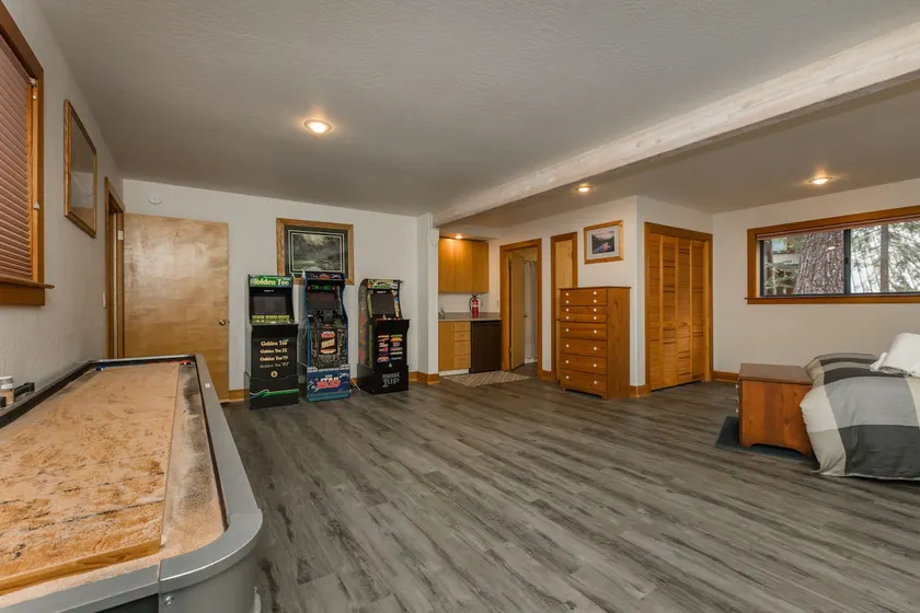 Lyon's Den_Hot Tub, Shuffleboard, (3) Spielhallen + HOA Amenity Passes (Fitnessraum / Sauna / Pool) - Image 1