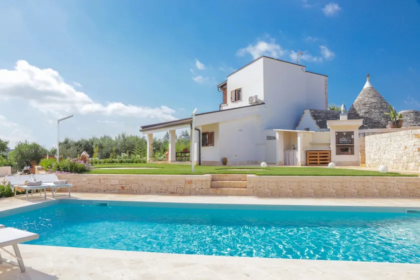 TD Trulli Saveni Trulli with Pool Near the Centre - Image 1