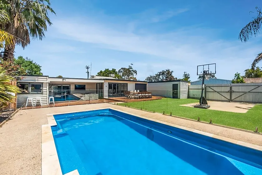 Malibu Palms - Echuca Holiday Homes - Image 1