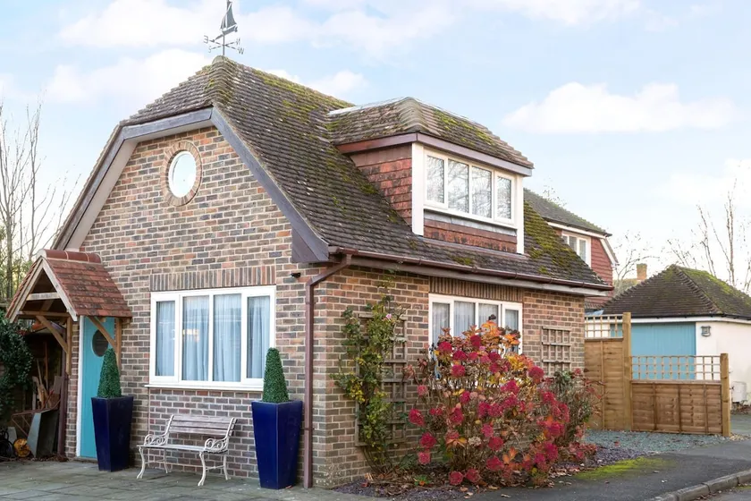 Stylish & cosy annexe in pretty sailing village - Image 1