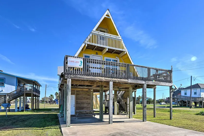 NY! A-Frame Bungalow w / Deck - 2 block to Beach! - Image 1