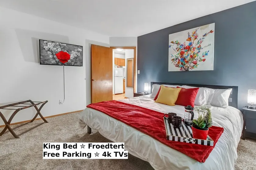 Medical District Apt King Bed Free Parking Laundry - Image 1