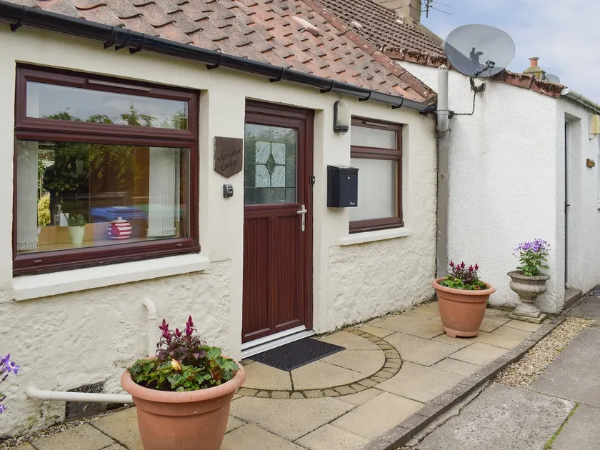Horseshoe Cottage - Image 1