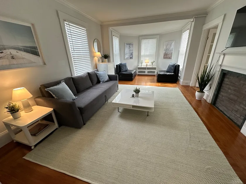 Very Cool 2 bed/ 1 bath Apartment Downtown Npt. - Image 1
