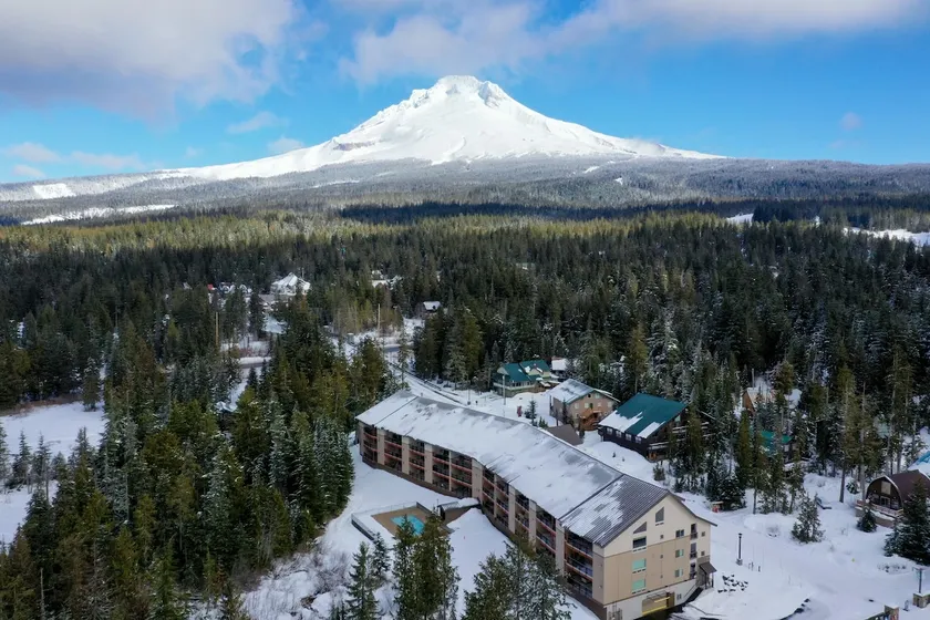 THE CLYDE – Your Cozy & Luxurious Mt. Hood Retreat - Image 1