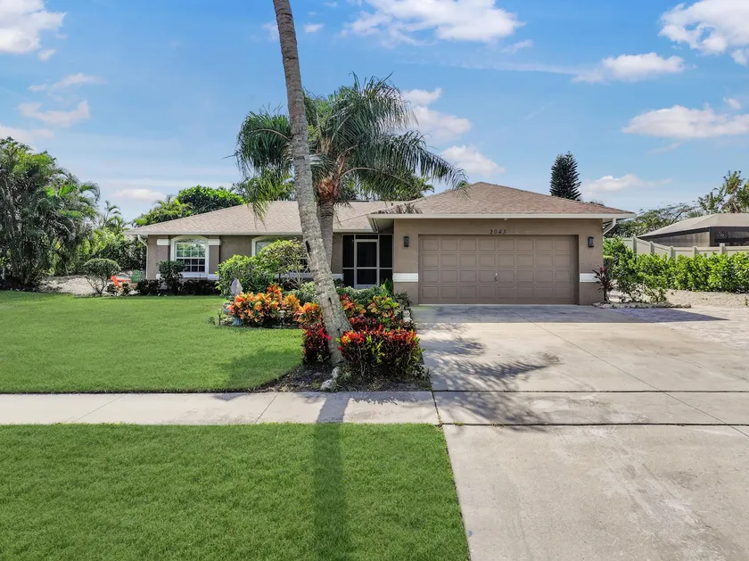 Quiet inland home with pool, two queen beds and grill - Image 1