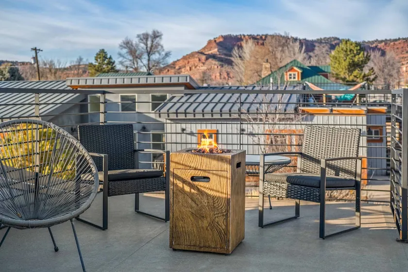 Private Resort near Zion National Park, Grand Canyon North Rim & Antelope Canyon with Pool, Hot Tub & Stargazing from a Roof-top deck. - Image 1