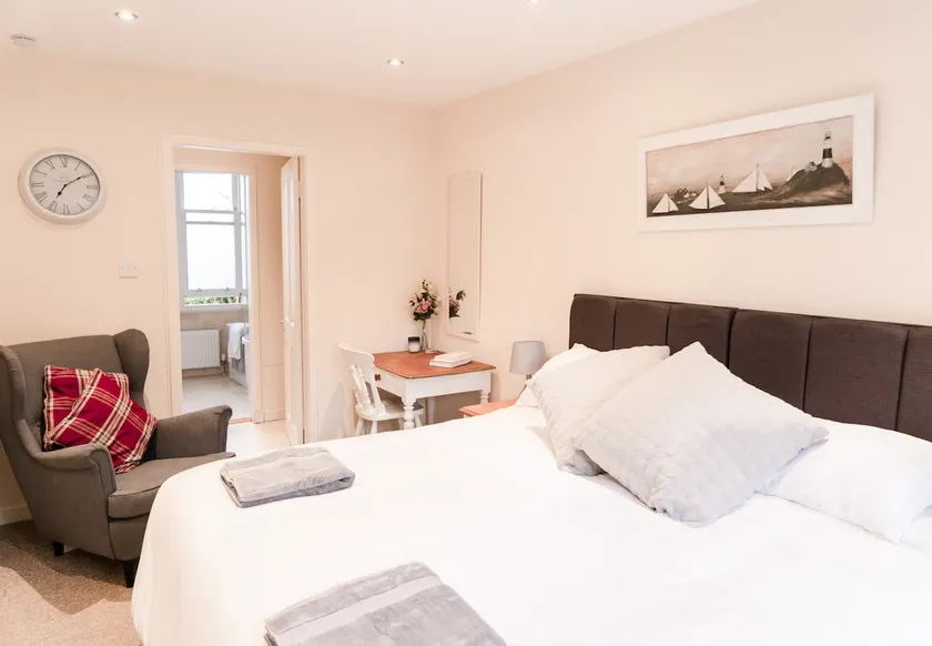 Super King Bed-Apartment-Private Bathroom - Image 1