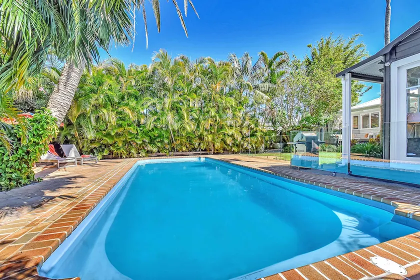 Tosca Elegant Merewether Beach House with Pool - Image 1