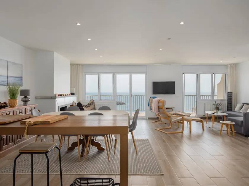 Modern Apartment in Palamós with Balcony - Image 1