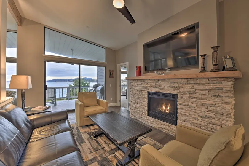 Bayfront Home - Take Ferry to the San Juan Islands - Image 1