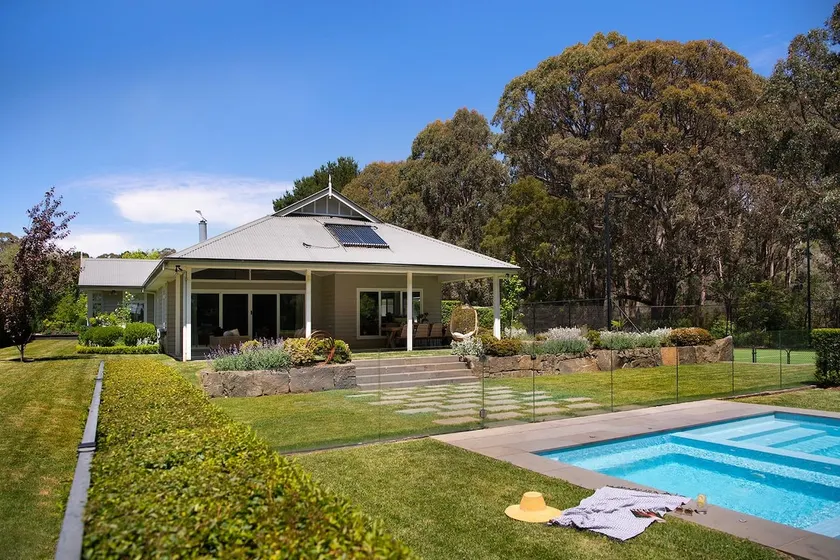 Cooinda ~ Pool, Spa & Tennis Court! ~ 8 guests - Image 1