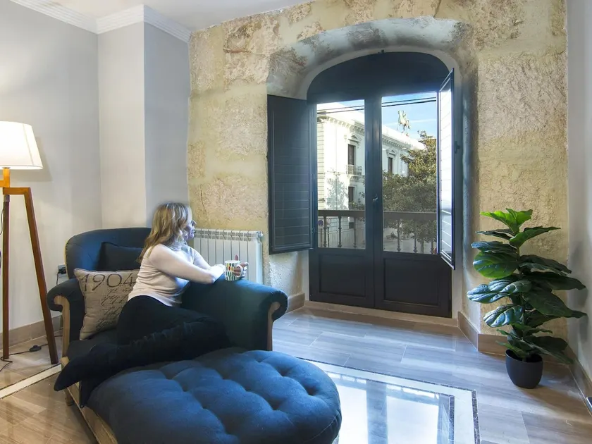 Chezmoihomes Town Hall Apartment 2 - Image 1
