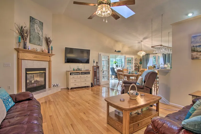 2 Mi to Golf: Hot Tub Hideaway in Ocean Pines - Image 1