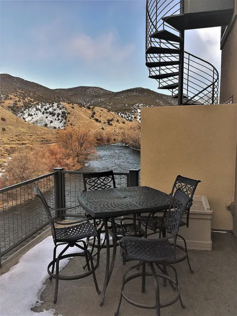 Riverfront condo with balcony, king bed (STR#267) - Image 1