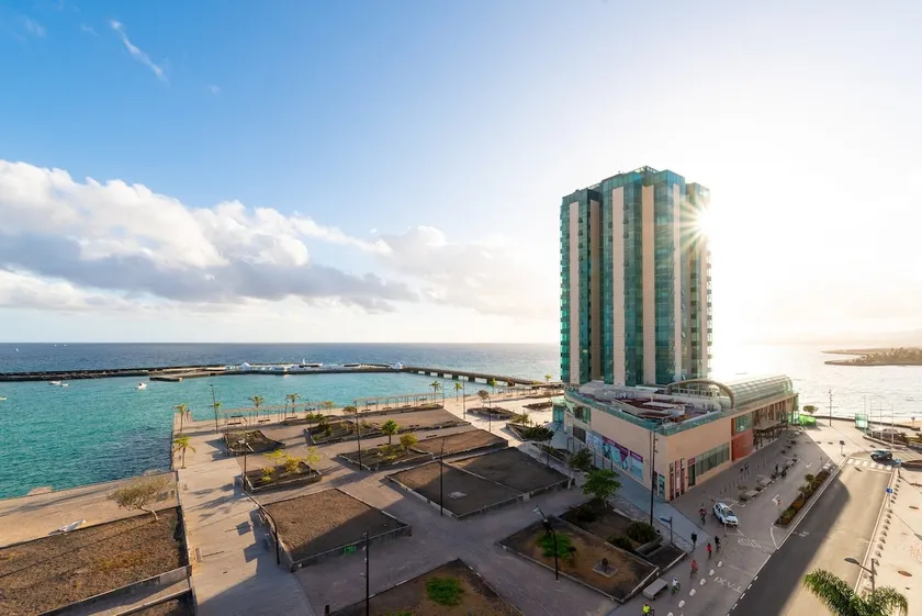 Fee4Me: First Line Luxury Apartment - Image 1