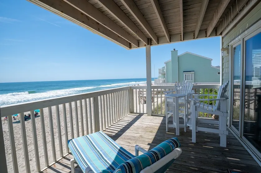 Condo familial en bord de mer avec installations incroyables, accès à la piscine et à la plage, kiosques de jardin et centre de loisirs avec gymnase, piscine intérieure / jacuzzi et salons. - Image 1