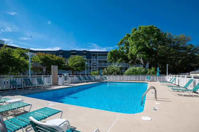 Familjevänlig oceanfront lägenhet med fantastiska bekvämligheter, pool och strand tillgång, utomhus gazebos och rekreationscenter med gym inomhuspool / jacuzzi och lounge områden. - Image 1