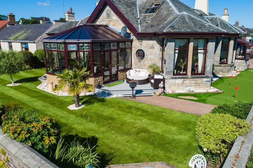 Stunning Central Villa by Golf Course & Beach - Image 1