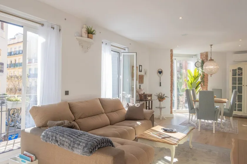 Bright and romantic loft apartment in Chamberí - Image 1