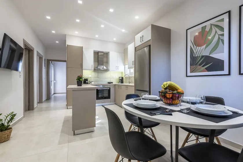 Spacious & Luxe 3 BR Downtown - Image 1