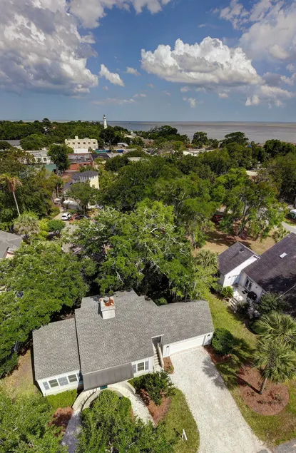 Close to the Village with an easy walk to restaurants, shops and Pier - Image 1
